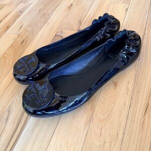 Tory Burch Black Patent Leather Ballet Flat Shoes sz 9 Very Good Condition
